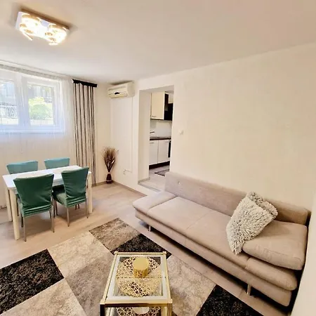 Split Apartment * スプリト