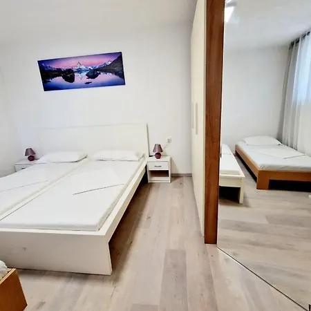 Split Apartment アパート
